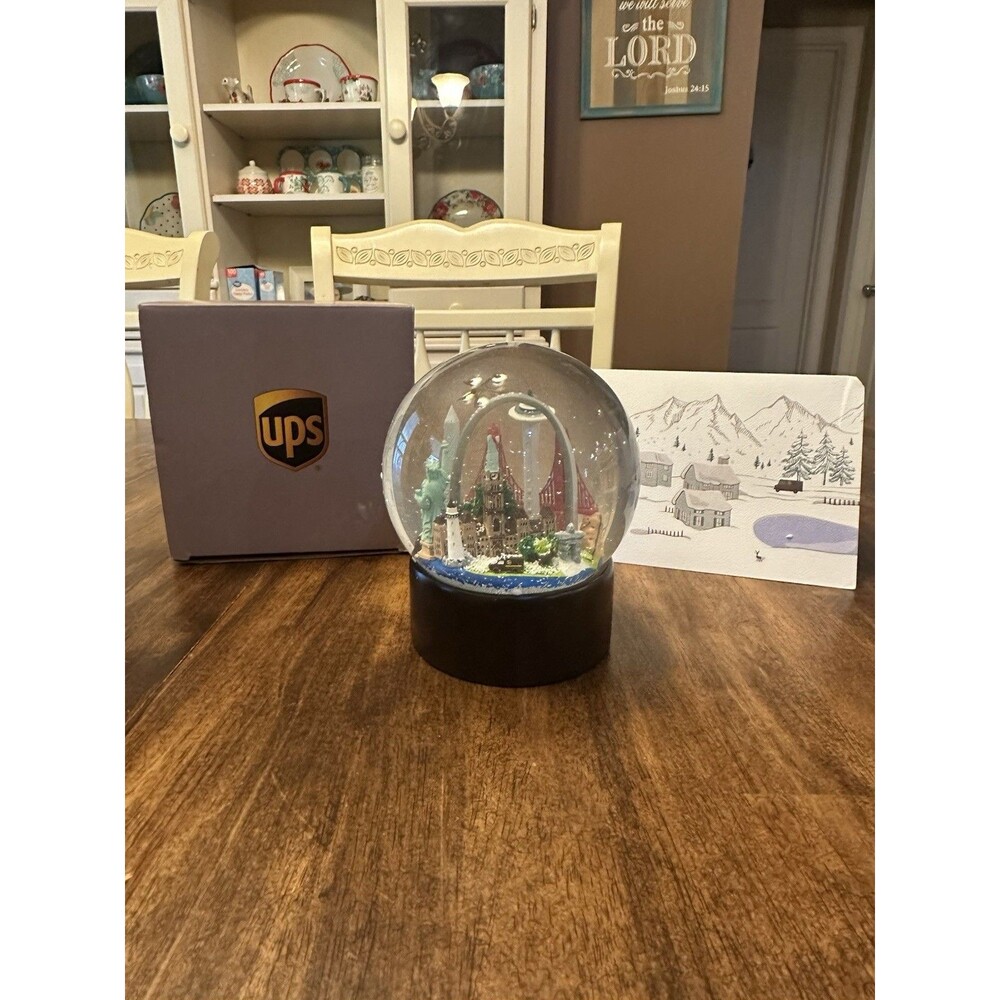 2019 UPS Snow Globe National Landmarks Parcel Truck w/ Original Box Holiday Card
